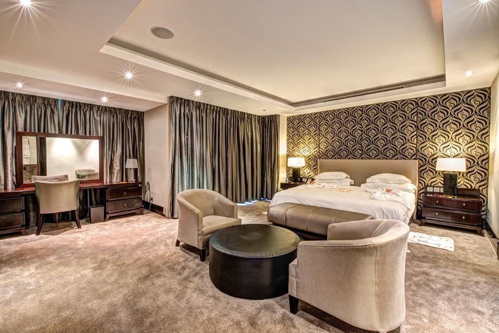 فندق رويال مارانغ Phokeng الغرفة الصورة A bedroom at the Taj Mahal Palace
