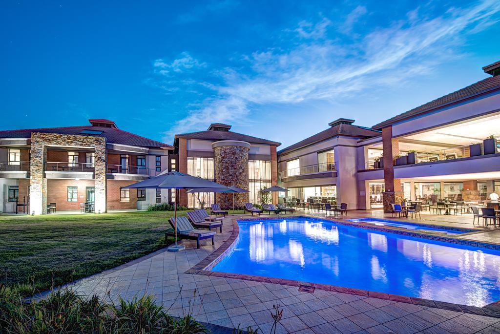 فندق رويال مارانغ Phokeng المظهر الخارجي الصورة The clubhouse at the Waterfall Equestrian Estate